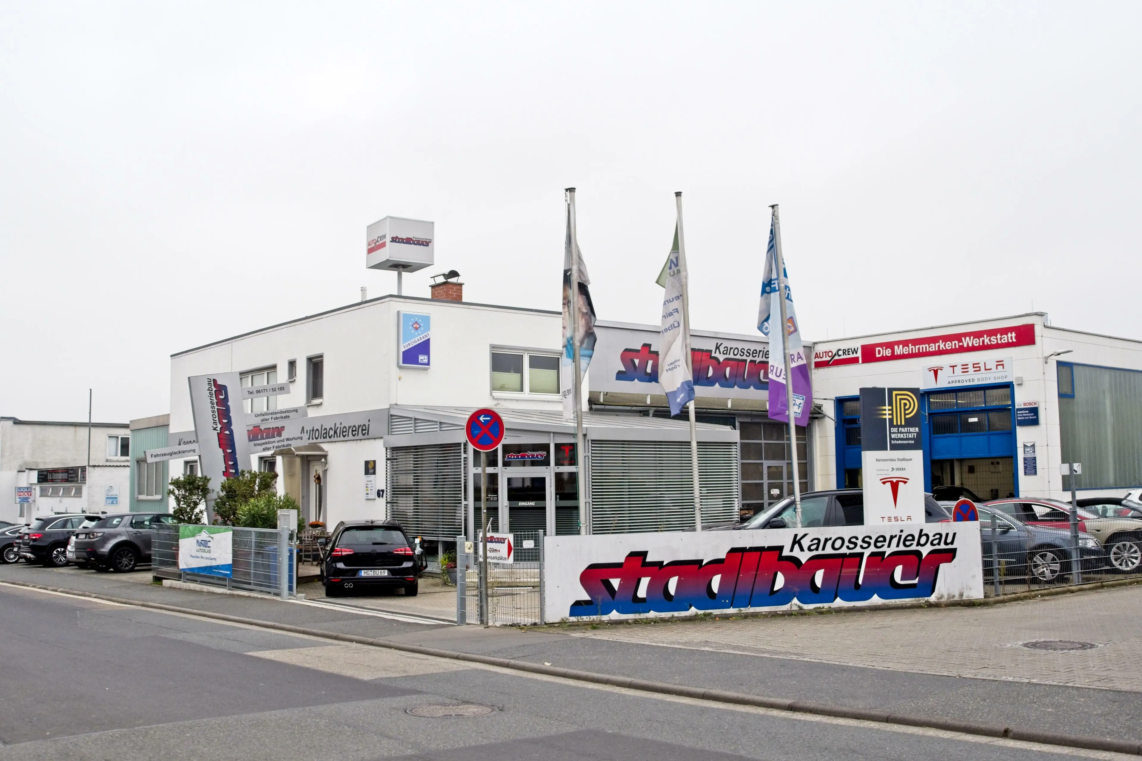 Bildansicht vom Haupteingang und rechts dem Werkstattgebäude