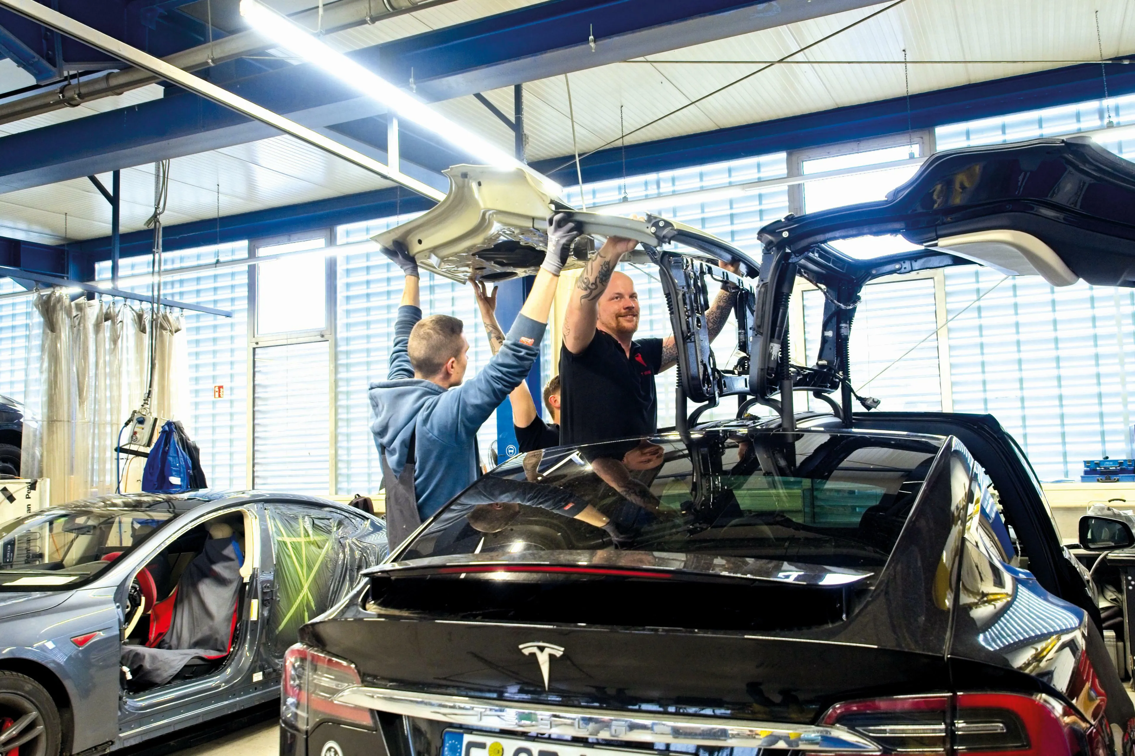 Ein modernes Elektro-Fahrzeug wird an der Ladestation mit Energie aufgeladen.