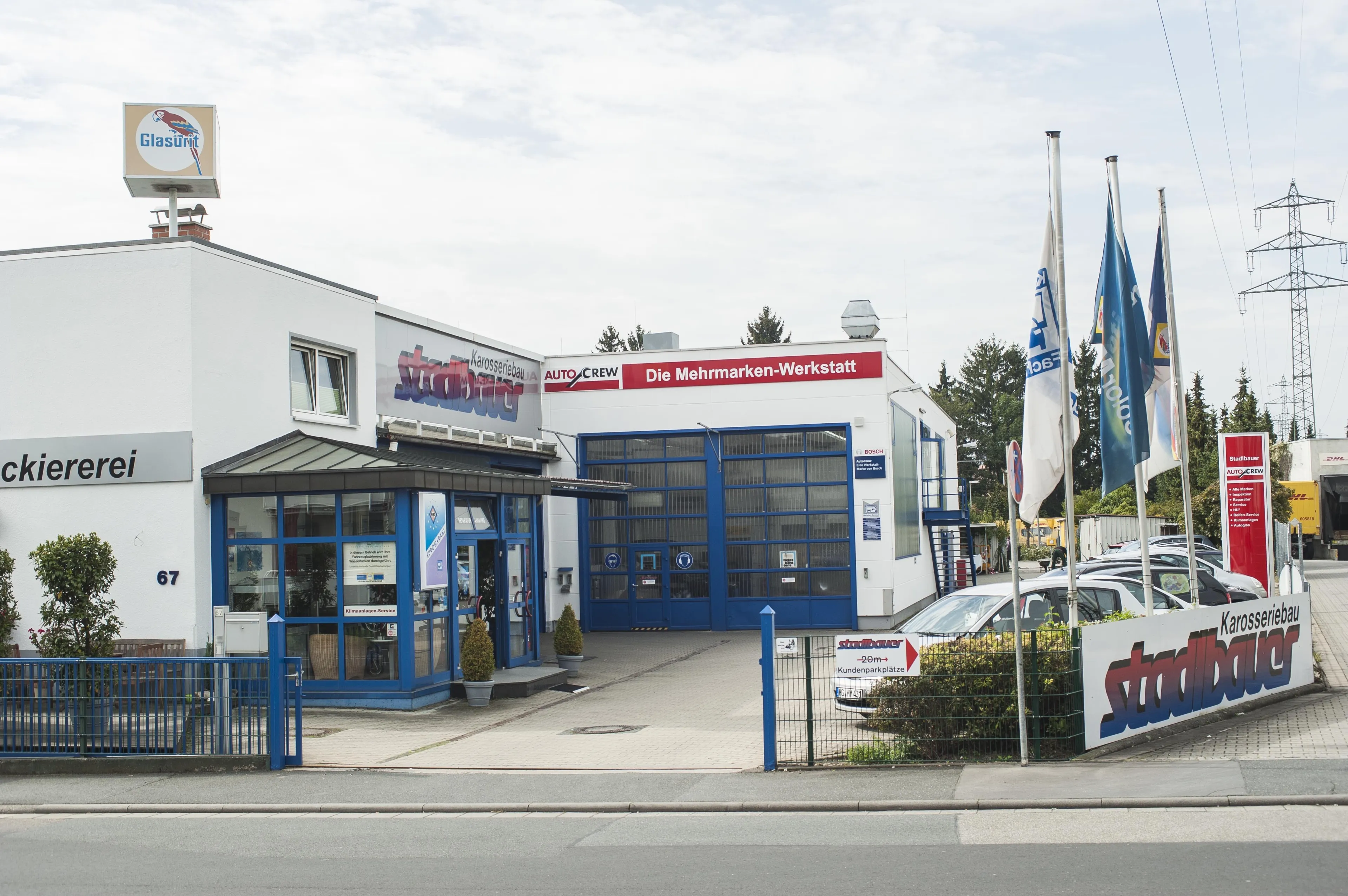 Bildansicht vom Haupteingang und rechts dem Werkstattgebäude