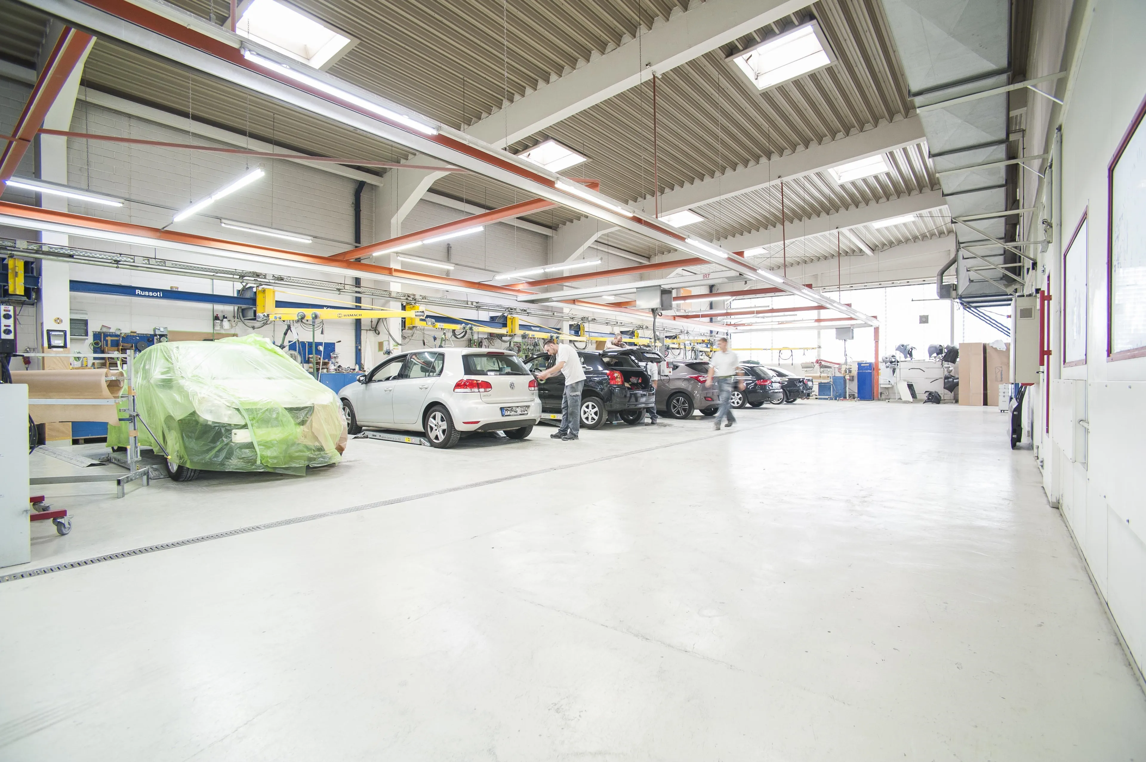 Ein Bild von den Lackiererei Arbeitsplätzen, an denen Vorbereitungen und Endbearbeitungen durchgeführt werden