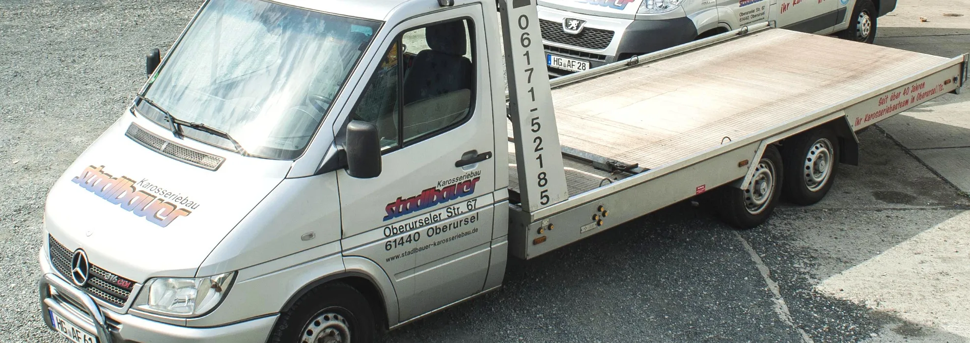 Es wird der Abschleppwagen gezeigt, der 24/7 zum Abschleppen verfügbar ist