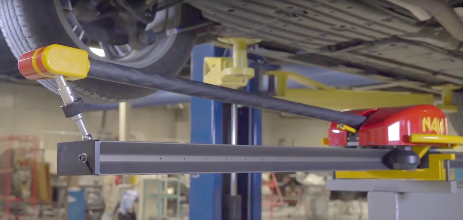 Auf dem Bild ist ein Auto zu sehen, dessen Karosserie vermessen wird